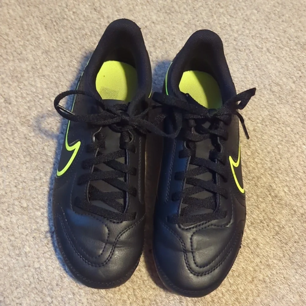 NIKE Tiempo Legend Boy's Size 2.5Y Youth Black Yellow Soccer Cleats DA1331-070